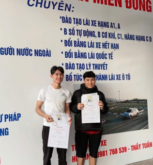Học viên nhận bằng 