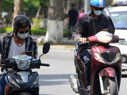 Cập nhật mức phạt khi lái xe máy sử dụng điện thoại năm 2025